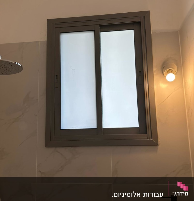 חלון אלומיניום עם מסגרת אפורה